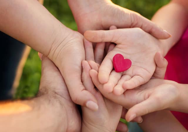 Ruke roditelja i dece altruizam